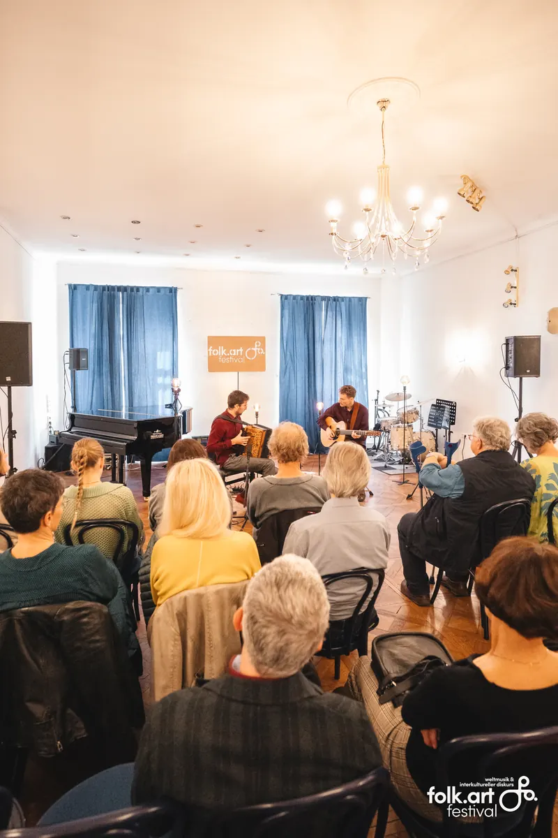 Publikum bei einem Konzert von Tim & Jonnic beim folkArt Festival